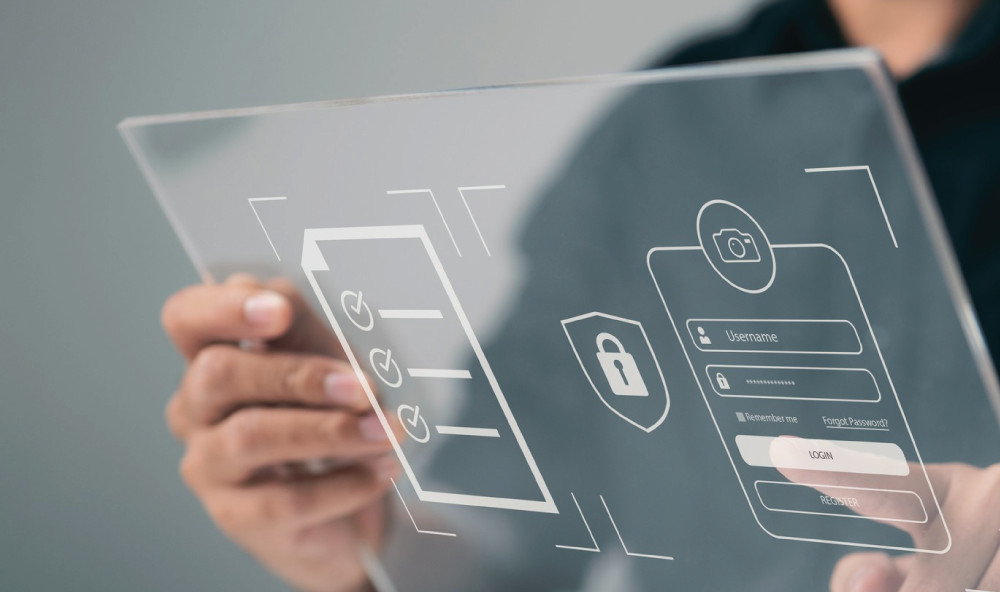 Persona sosteniendo pantalla